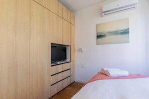 1 bedroom, desk, WiFi, bed sheets