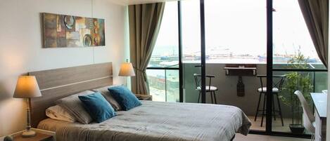 1 habitación, escritorio, tabla de planchar con plancha y wifi