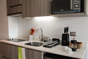 Frigorífic, microones, placa de cuina i cafetera i tetera 