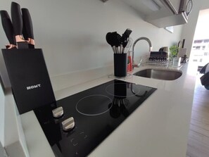 Kjøleskap, mikrobølgeovn, kokeplater og kaffetrakter/tekoker