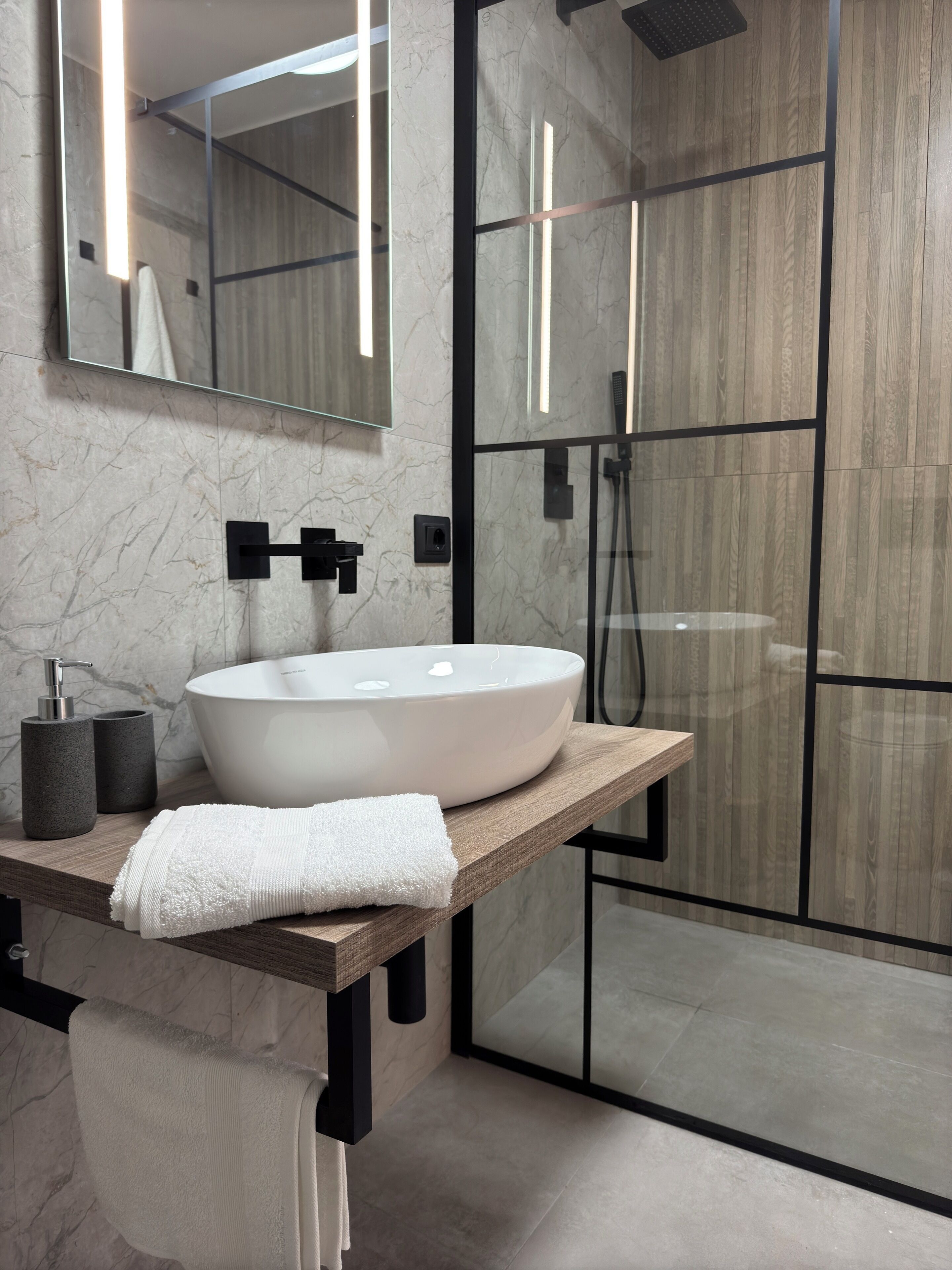 Dusche, Haartrockner, Bidet, Handtücher