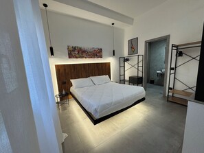 1 dormitorio, tabla de planchar con plancha, wifi y ropa de cama