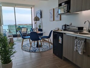 Réfrigérateur, four à micro-ondes, un four, surface de cuisson