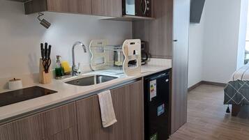 Réfrigérateur, micro-ondes, four, plaque de cuisson