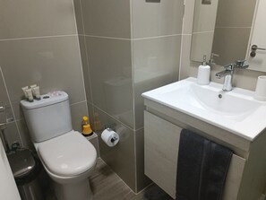Shower, hair dryer, towels, shampoo - HOM I Studio I Wifi Rápido I Frente al Mall Plaza (Antofagasta)