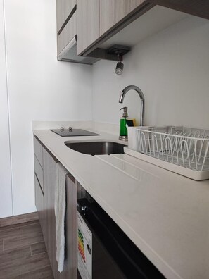 Frigorífico, microondas, horno y placa de cocina