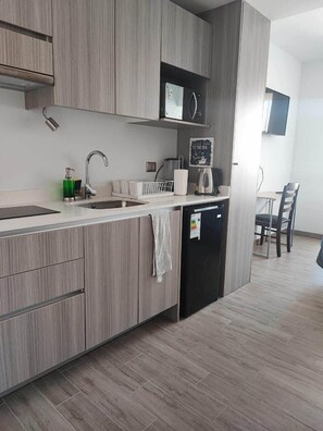 Frigorífico, microondas, horno y placa de cocina