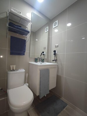 Doccia, asciugacapelli, asciugamani