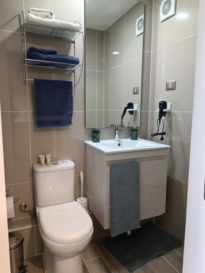 Een douche, een haardroger, handdoeken