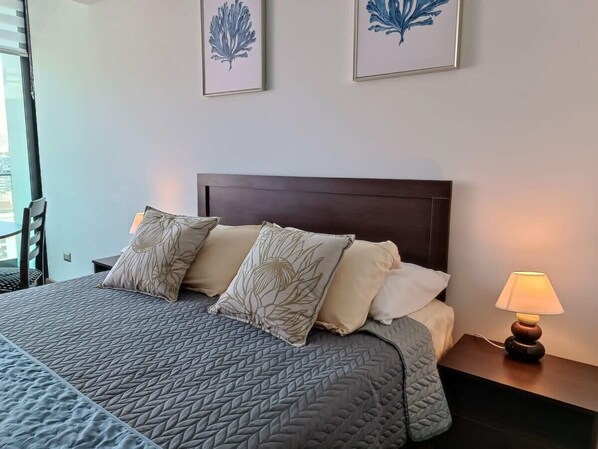 1 dormitorio, escritorio, tabla de planchar con plancha y wifi