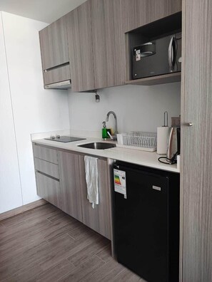 Frigorifero, microonde, forno, piano cottura