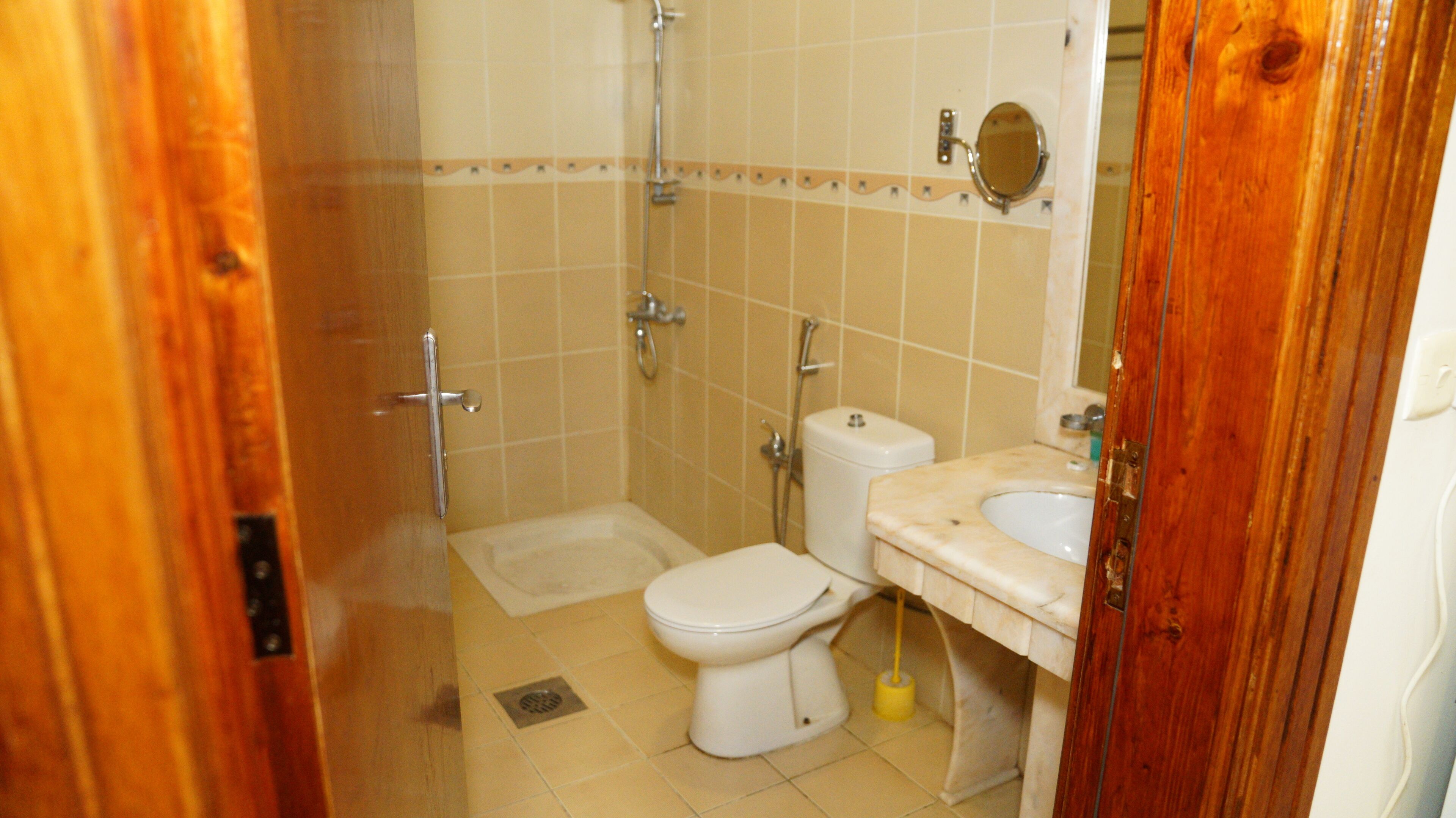 Un baño con inodoro, bidé y ducha.