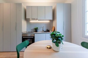 Een koelkast, een magnetron, een oven, een kookplaat