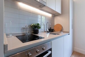 Een koelkast, een magnetron, een oven, een kookplaat