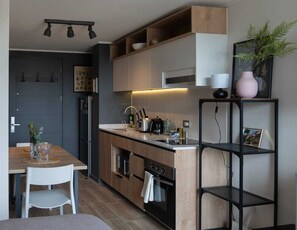 Frigorífico, microondas, horno y placa de cocina
