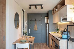 Kylskåp, mikrovågsugn, ugn och spishäll