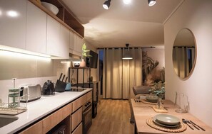 Réfrigérateur, micro-ondes, four, plaque de cuisson