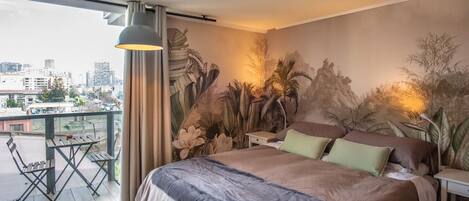 Tabla de planchar con plancha, wifi y ropa de cama