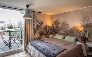 Tabla de planchar con plancha, wifi, ropa de cama