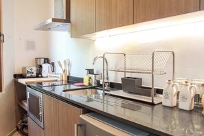 Refrigerador, microondas, horno, placa de cocina