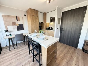 Frigorifero, microonde, forno, piano cottura