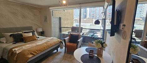 Tabla de planchar con plancha, wifi y ropa de cama