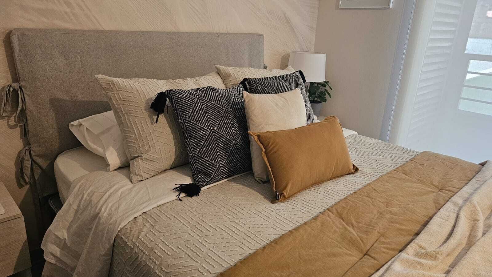 Tabla de planchar con plancha, wifi, ropa de cama