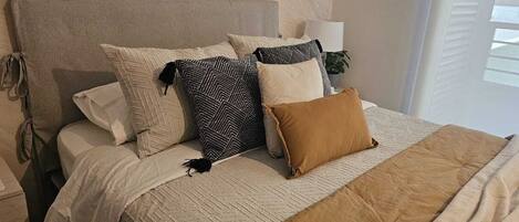 Tabla de planchar con plancha, wifi, ropa de cama