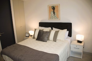 Tabla de planchar con plancha, wifi, ropa de cama