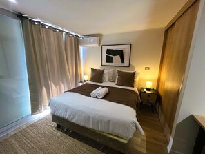 Tabla de planchar con plancha, wifi, ropa de cama