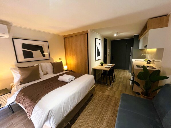 Tabla de planchar con plancha, wifi, ropa de cama