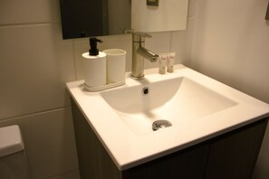 Ducha, secador de pelo y toallas