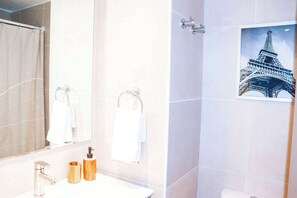 Dusche, Haartrockner, Handtücher