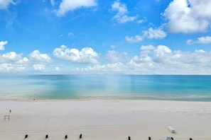 Apartamento, varias camas (Majestic Beach Towers 2-801) | Playa | Ubicación a pie de playa
