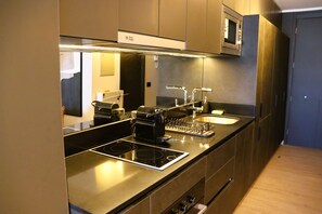 Køleskab, mikrobølgeovn, kogeplade, kaffe-/temaskine