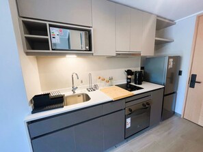 Kühlschrank, Mikrowelle, Ofen, Herdplatte