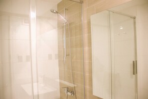 Regadera, secadora de cabello, toallas, shampoo 
