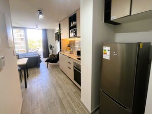 Een koelkast, een microgolfoven, een oven, een kookplaat