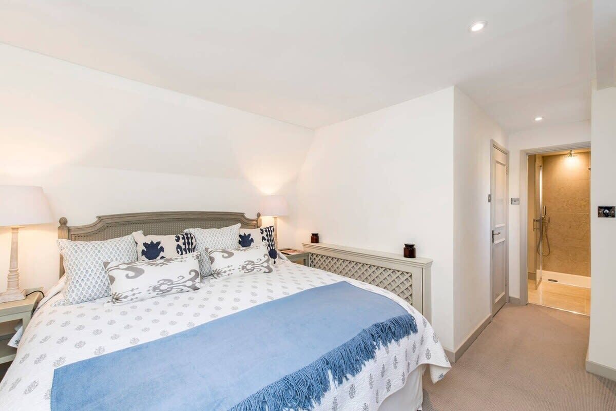 3 bedrooms, laptop workspace, iron/ironing board, bed sheets