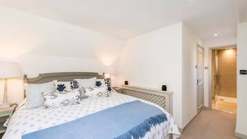 3 bedrooms, laptop workspace, iron/ironing board, bed sheets