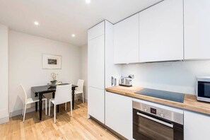 Microwave, oven, stovetop, dishwasher - 3 Bedroom Mews House - Marble Arch (London)