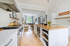 House (5 Bedrooms) | Interior