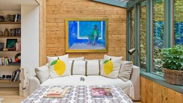 House (5 Bedrooms) | Interior