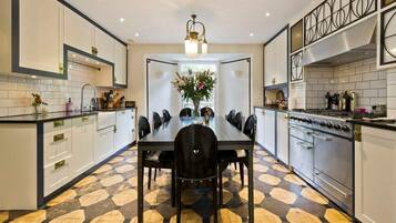 House (5 Bedrooms) | Interior
