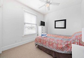 2 habitaciones, tabla de planchar con plancha, wifi y ropa de cama 