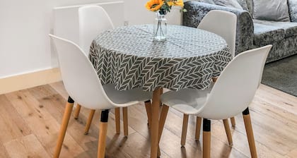 1-Br Apartment next to London Heathrow Airport | 3 Beds | Free Parking