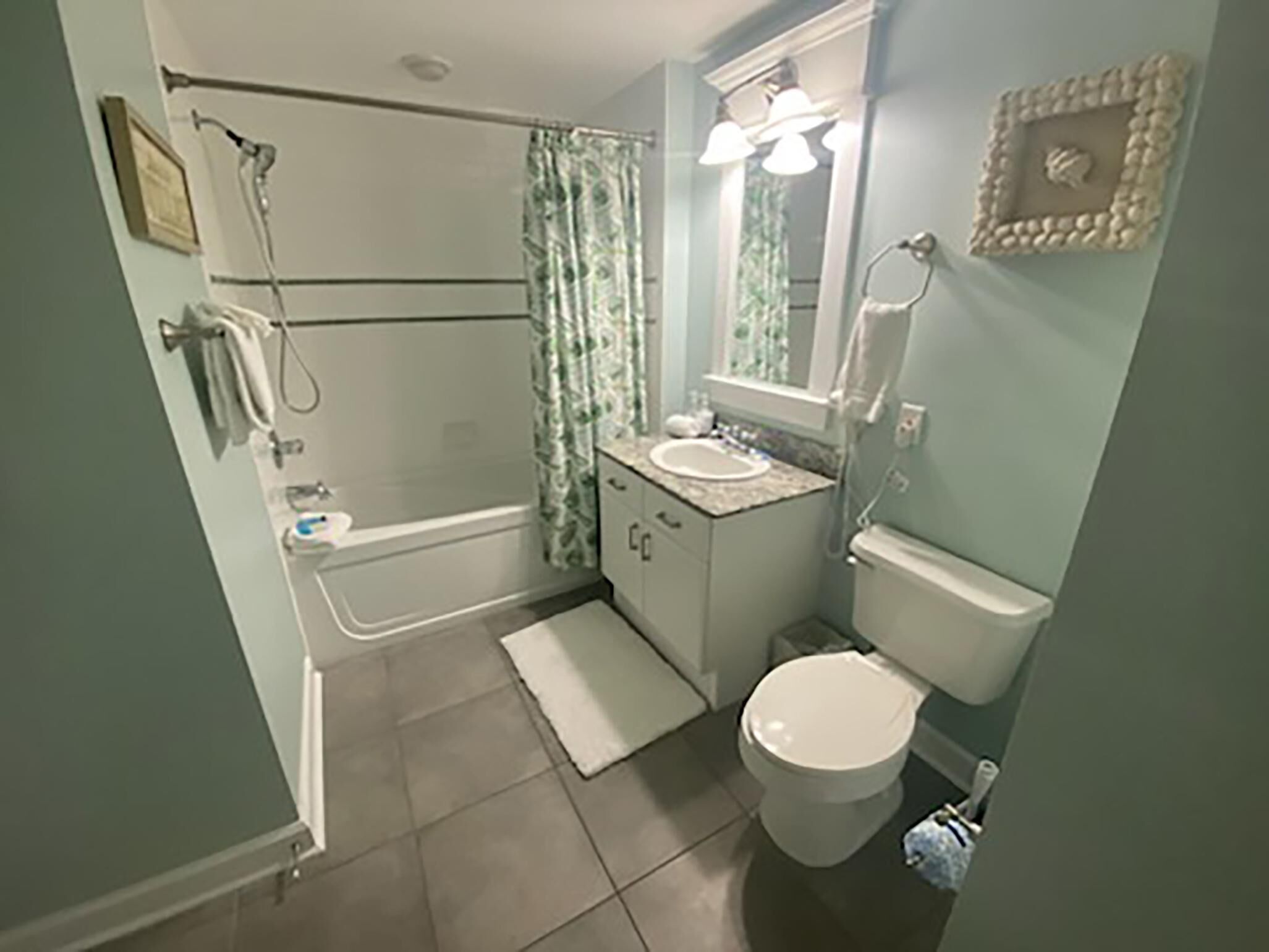 Un bagno con vasca, WC, lavandino e doccia.