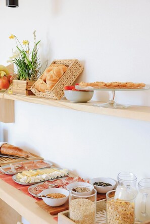 A breakfast buffet with bread, pastries, fruits, and various spreads. - Bed & Breakfast alle Cantine (Salorino)