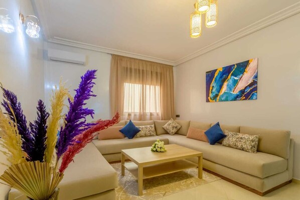 Smart TV, books, video library - Jardins d'Anas – Elegant Flat Near Airport -Marrakech (Marrakech)