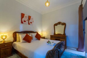 3 bedrooms, desk, WiFi, bed sheets